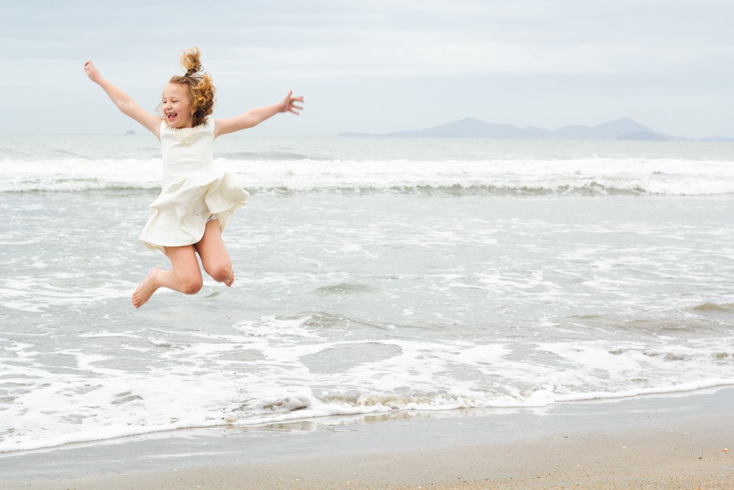 aline paim fotografia, ensaio fotografico, fotografia infantil, menina na praia, fotografia infantil na praia, book infantil, book infantil na praia, praia de barra velha, foto criança na praia de barra velha