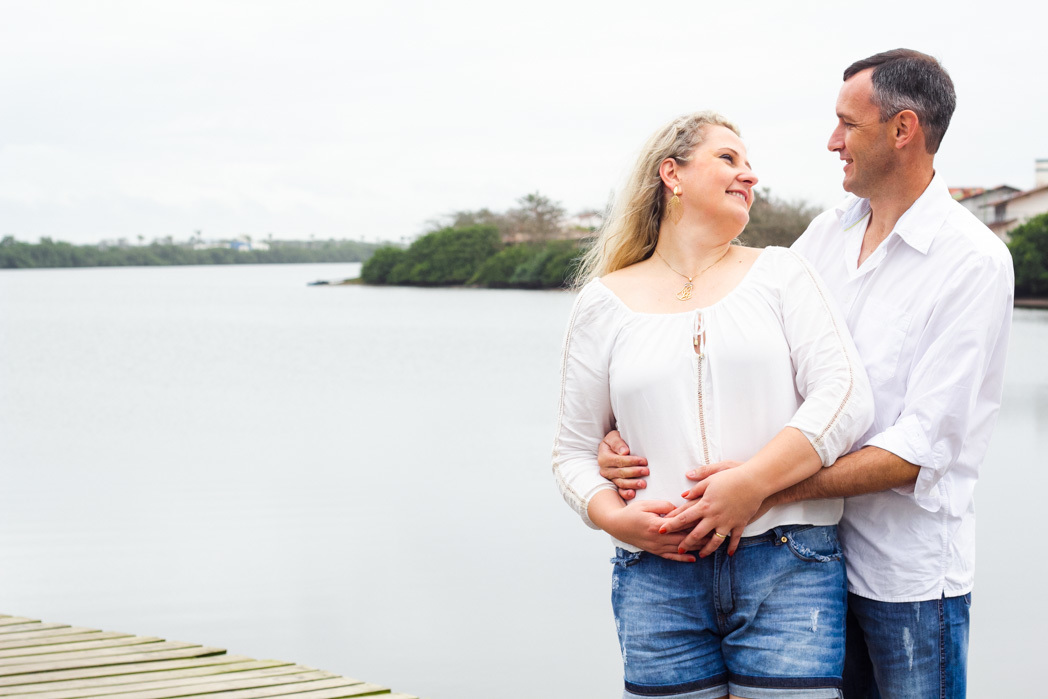 ensaio fotografico casal bodas de estanho, bodas de estanho, 10 anos de casamento, ensaio fotografico de 10 anos de casamento, aline paim fotografa casal, book casal na praia, praia de barra velha em santa catarina, foto casal na praia de barra velha