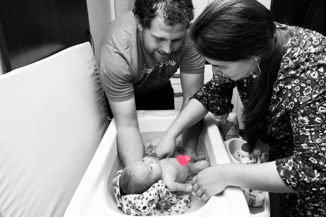 aline paim fotogr afia faz ensaio  life style em campo alegre,  life style em sao bento do sul, fotografia infantil, book infantil, bebe tomando banho, fotografia pais dando o primeiro banho no bebe , foto primeiro banho do bebe