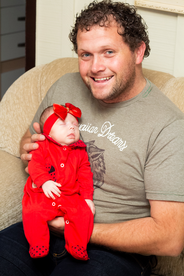 fotografo em sao bento do sul, fotografo em campo alegre, fotografia de familia, foto pai e filha recem nascida, foto pai e filha, filha e pai, ensaio pais