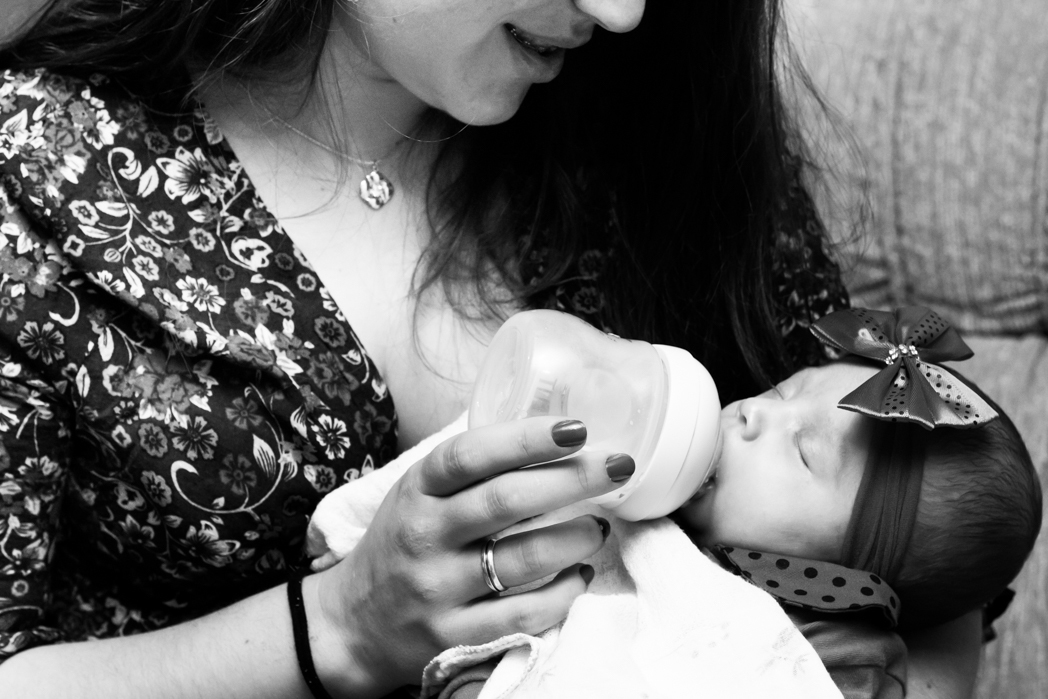  fotos life style, bebe mamando na mamadeira, bebe recem nascido mamando na mamadeira, bebe que nao mama mais no peito, bebe que mama leite formula, bebe que nao pegou peito da mae, aline paim fotografia, ensaio infantil