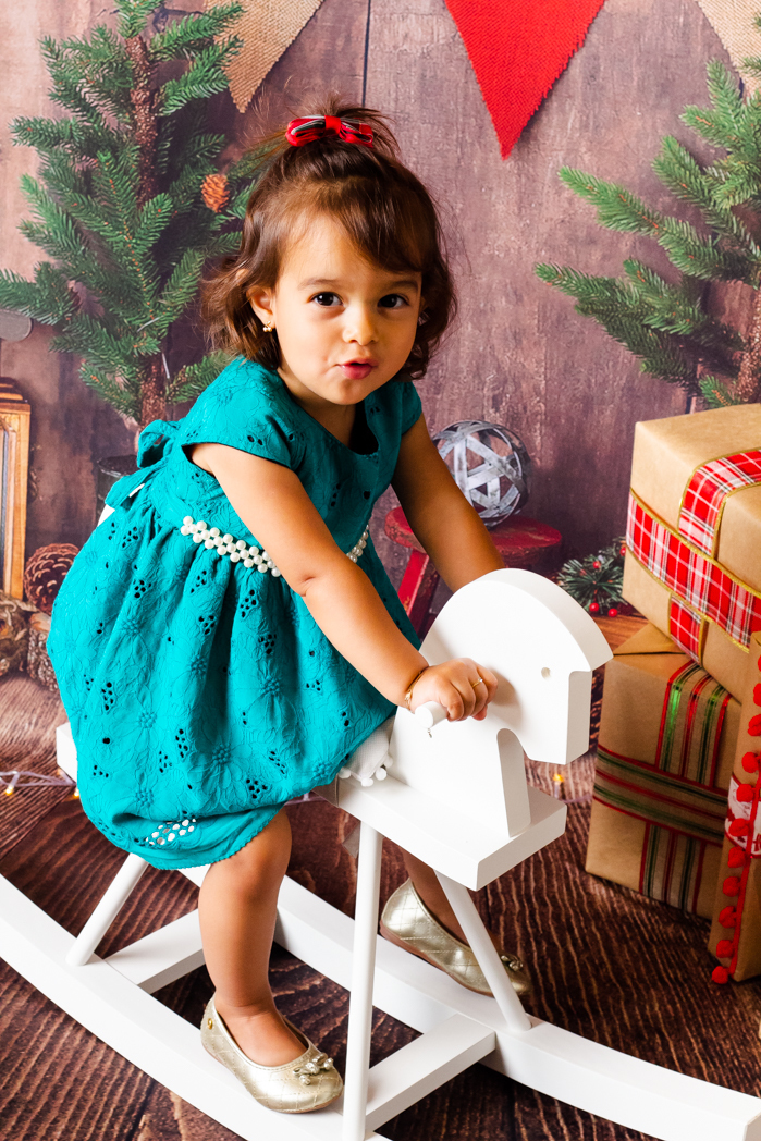 natal dos sonhos 2019 sao bento do sul, natal sao bento do sul 2019, 2019 natal em sao bento do sul, aline paim fotografia, aline paim fotografa, foto criança cavalinho de madeira, cavalinho de madeira branco, cavalo de madeira, cavalo de balanço polonês 