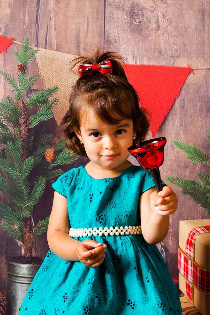 sino de natal, foto com sino de natal, foto criança com sino de natal, fotografia de criança 2019 com sino de natal, ensaio fotográfico de natal 2019 com sino , aline paim, foto natal em sao bento do sul, 