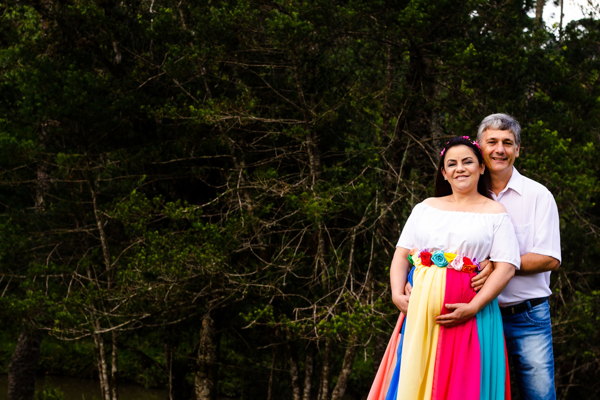 foto casal no ensaio da gestacao do seu bebe arco iris, aline paim fotografia, ensaio gravida, ensaio gestante bebe arco iris, ideia para fotos gestante, aline paim, fotografia de gestante, fotografia de gravida, foto externa, foto ao ar livre