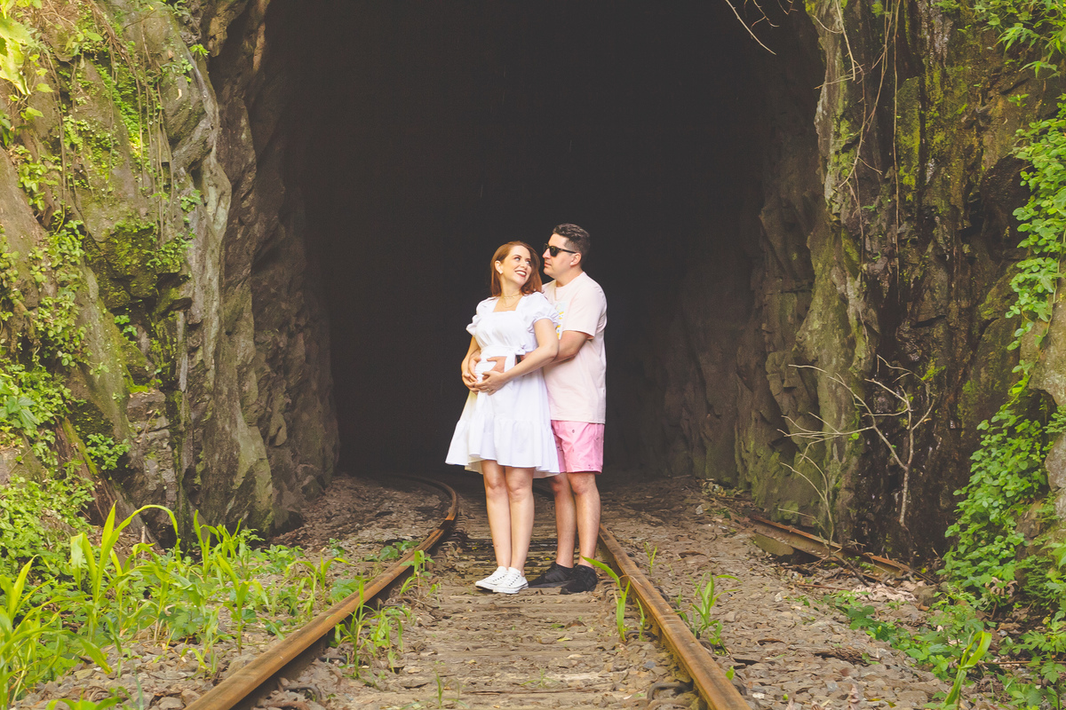 fotografa aline paim, ensaio externo no trilho, ensaio casal criativo, ensaio ao ar livre, ensaio no interior, fotografa de familia,