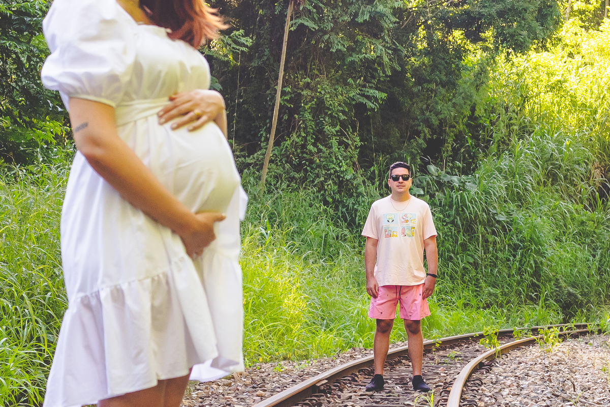 foto casal no trilho do trem, foto gestante do trilho do trem, foto gravida no trilho do trem, aline paim, fotografa de familia, 