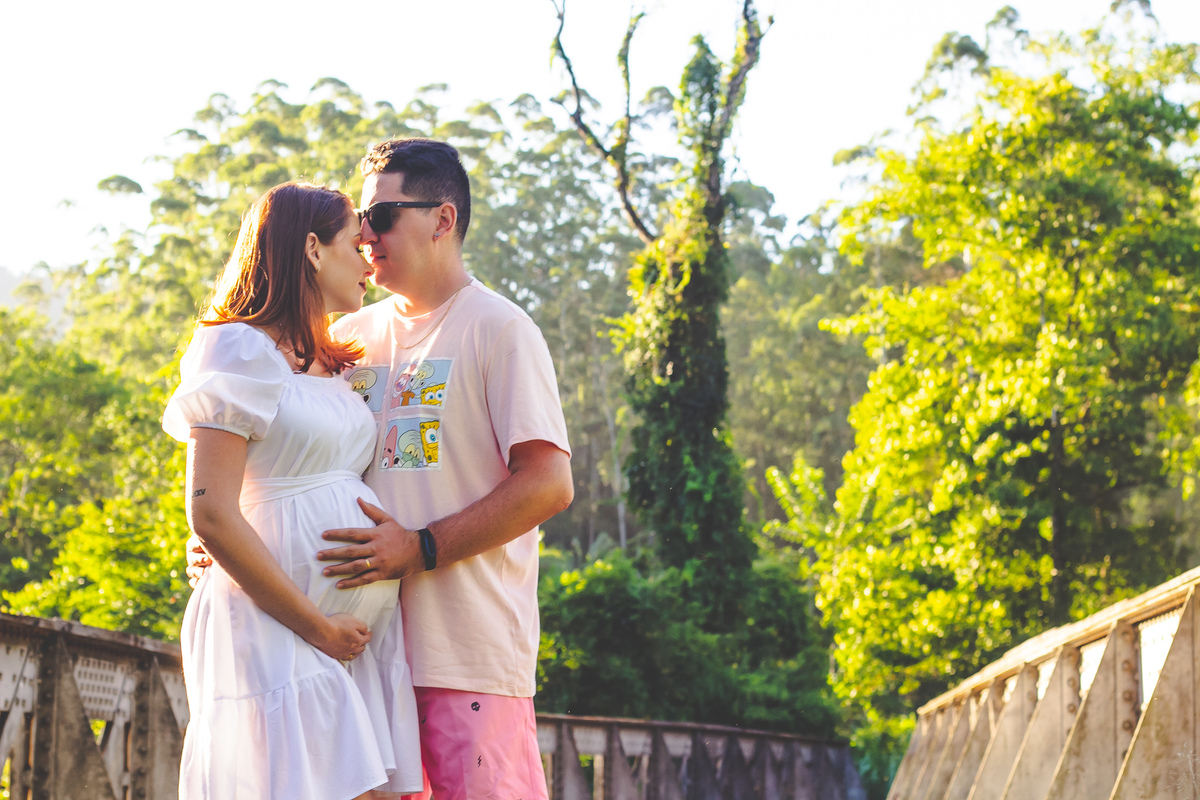 casal gravido, aline paim fotografia, foto externa casal gravido, ensaio externo gravidez, fotos gravidez em ponte ferrea, fotos gravidez em ponte do trem, sao bento do sul, ponte do trem em sao bento do sul, ponte do trem rio vermelho, aline paim 