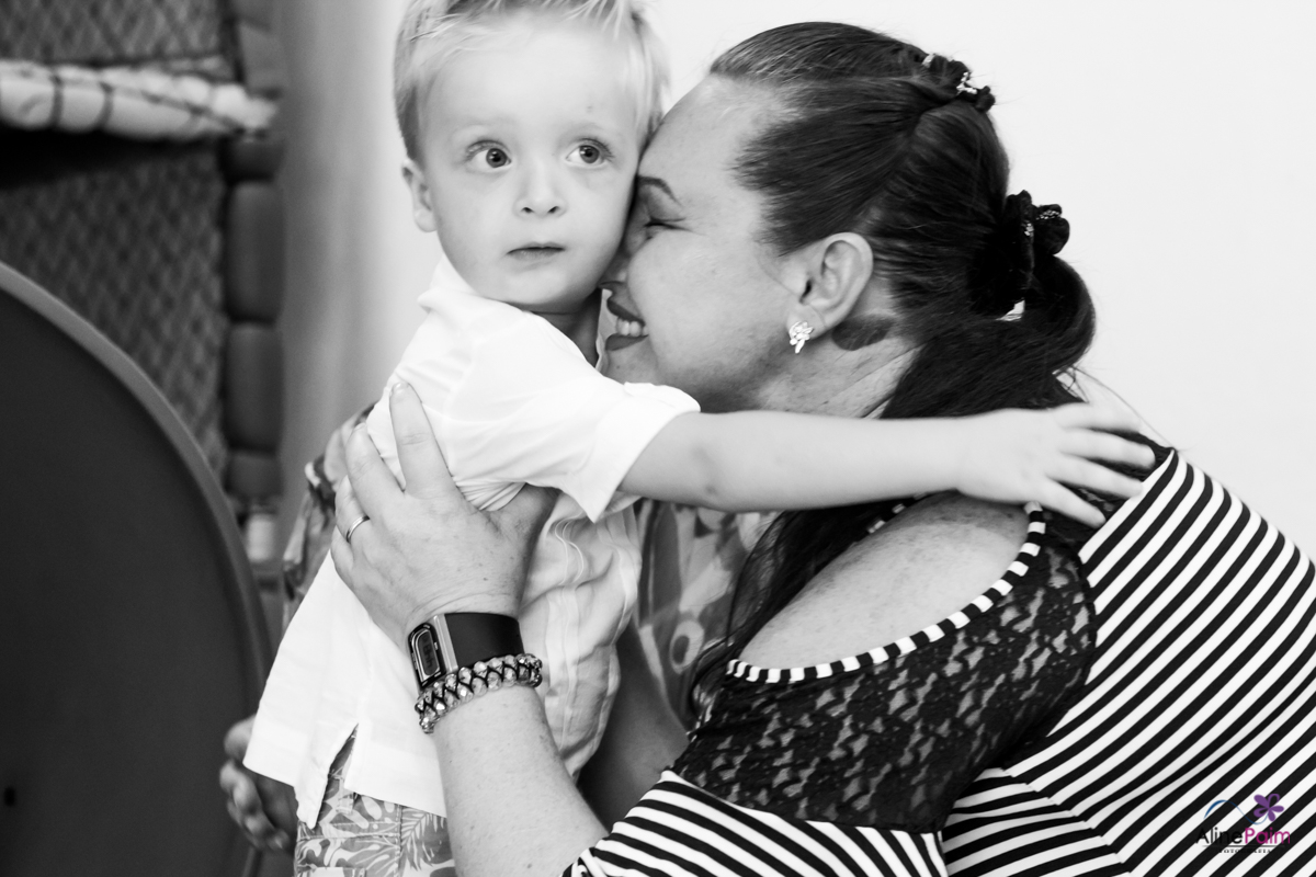 madrinha brincando, foto expontânea, no aniversario infantil fotografados pela aline paim