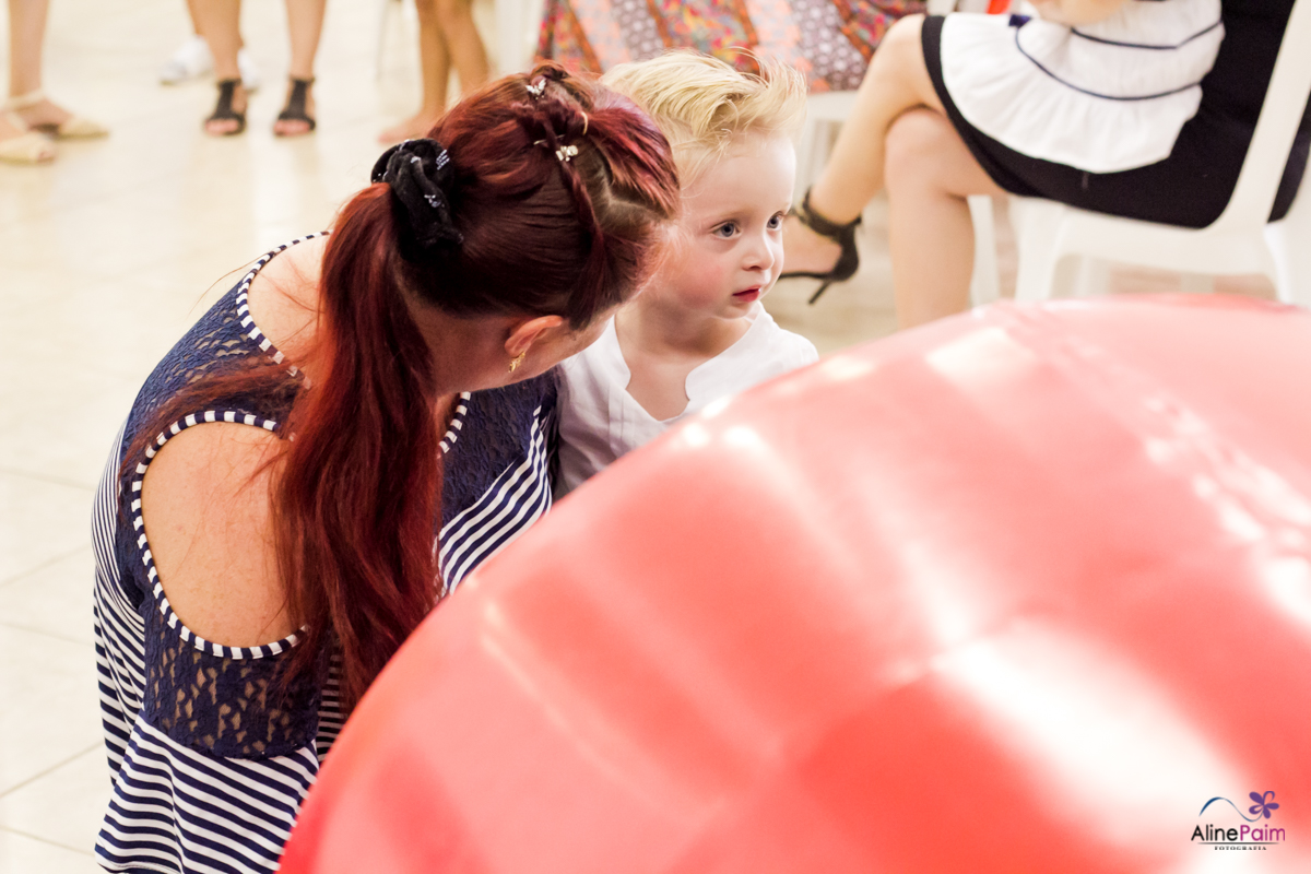 madrinha brincando, foto expontânea, festa menino, festa infantil, festa 2 anos do calebe foto feita pela fotografa de festas aline paim em joinville