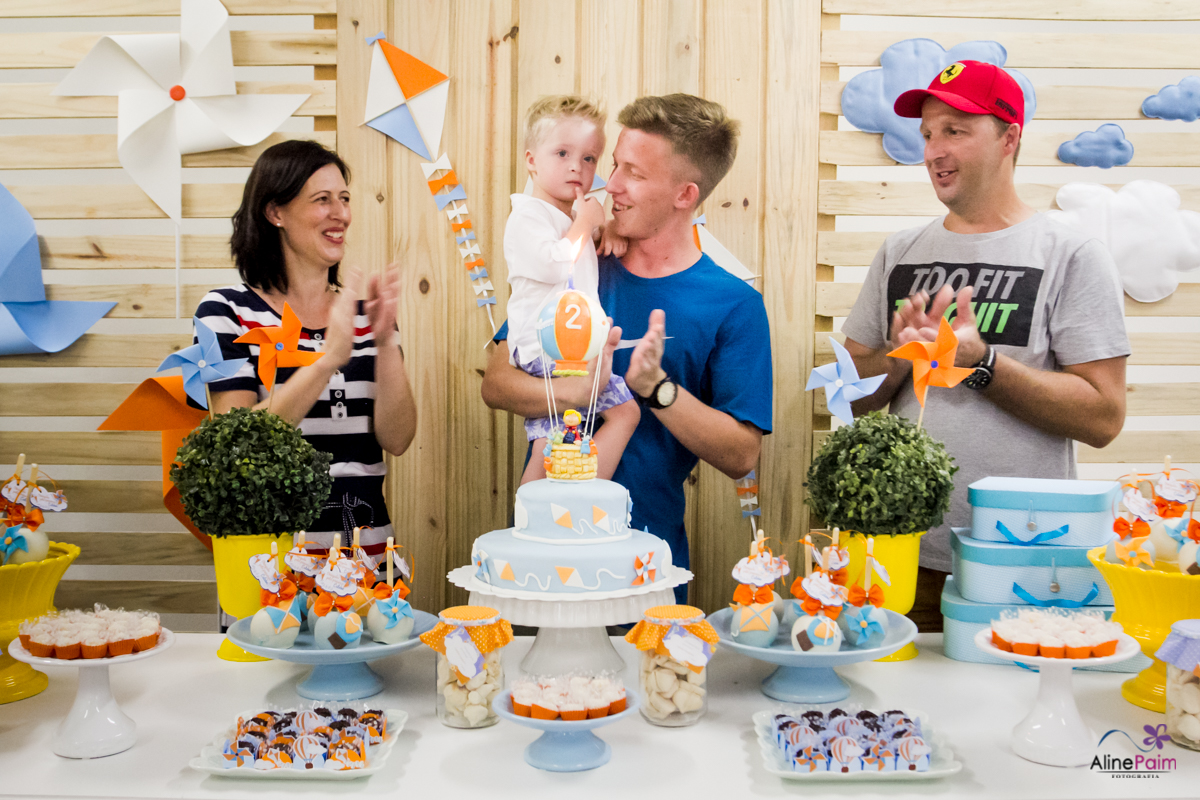 hora do parabéns, festa balão, tema balão, parabéns para você, festa de 2 anos menino, festa do calebe em joinville fotografado pela aline paim fotografa de crianças 