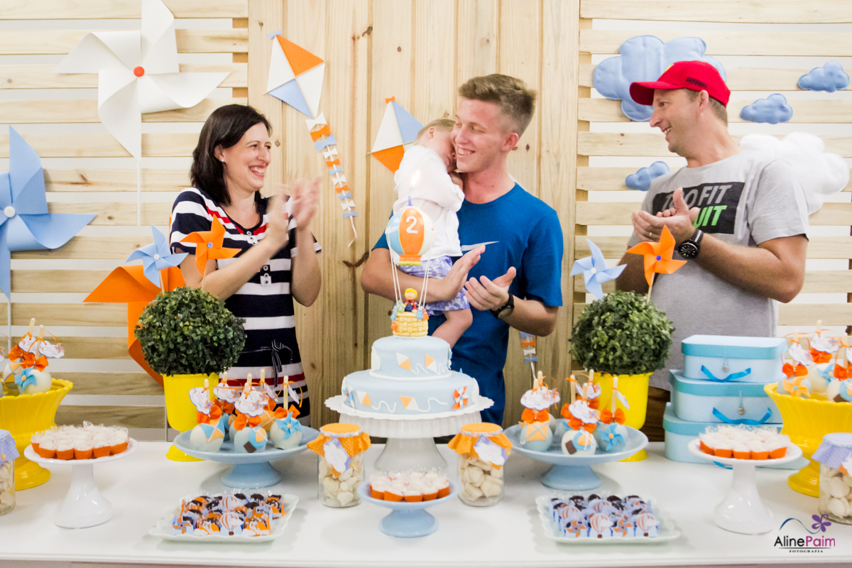 hora do parabéns, festa balão, tema balão, parabéns para você, festa do calebe de 2 anos foto feta pela aline paim fotografa de familia