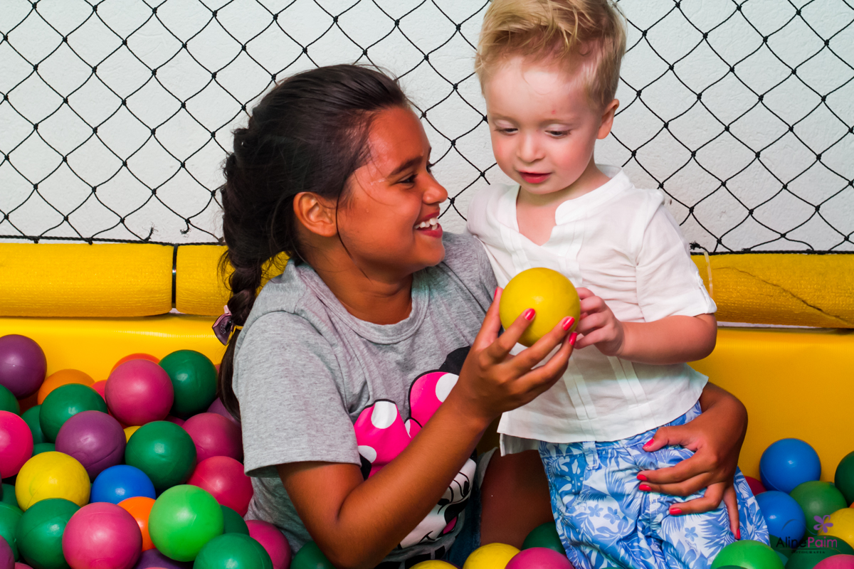 bebê brincando, festa infantil, foto de aniversário infantil, joinville, foto linda feita pela fotografa aline paim