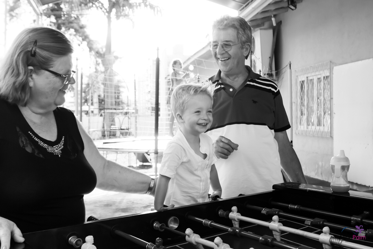 bebê com vovô, aniversário infantil, festa de menino, bebê brincando, festa infatil em joinville santa catarina registrado pela aline paim