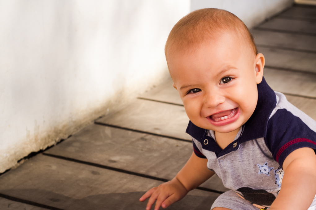 smash the cake, joinville, aline paim fotografia, ensaio bebê, ensaio externo com bolo, sorriso de criança, primeiros dentinhos