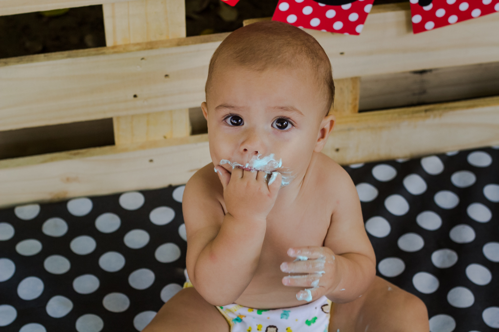smash the cake, joinville, aline paim fotografia, ensaio bebê, ensaio externo com bolo, bebê mexendo no bolo