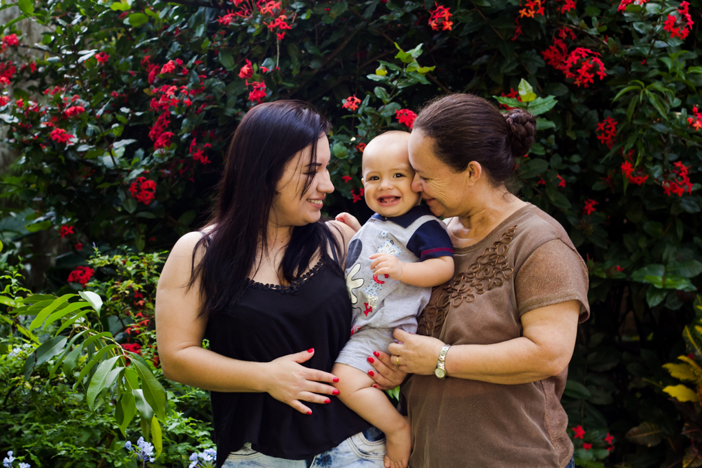 smash the cake, joinville, aline paim fotografia, ensaio bebê, ensaio externo com bolo, vovó e mamãe, familia,