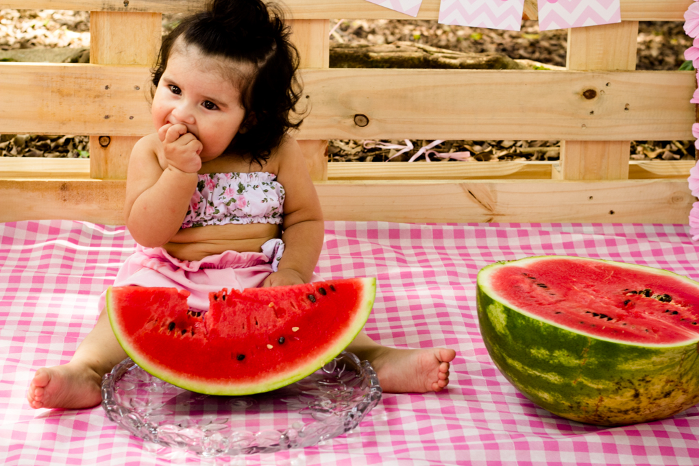 Ensaio Smash The Fruit, aline paim fotografia, ensaio externo, fotografia de familia, fotografo em joinville, fotos bebê comendo melancia