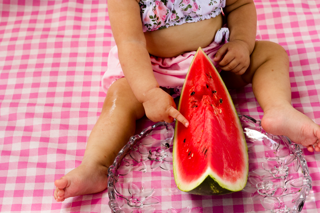 Ensaio Smash The Fruit, aline paim fotografia, ensaio externo, fotografia de familia, fotografo em joinville, dedinho de bebê, melancia