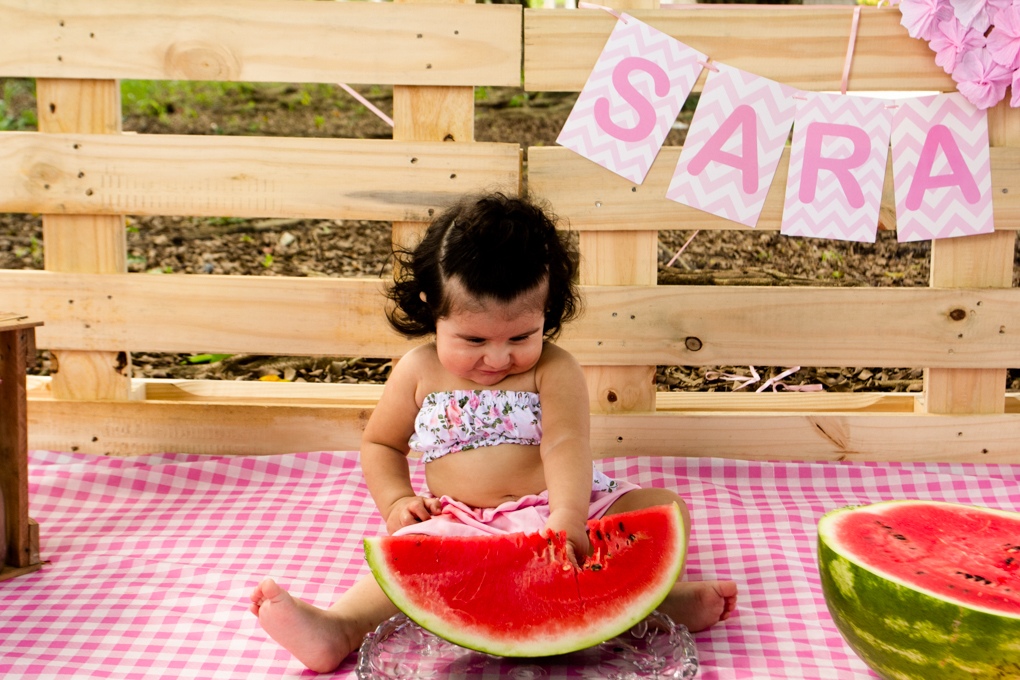 Ensaio Smash The Fruit, aline paim fotografia, ensaio externo, fotografia de familia, fotografo em joinville, bebê mexendo na melancia