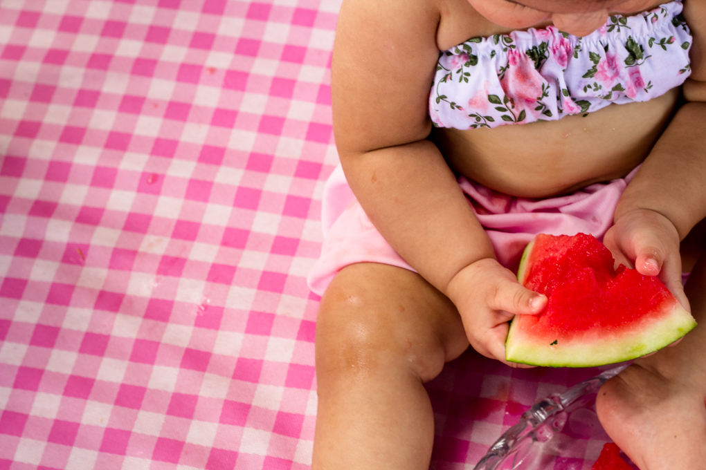 Ensaio Smash The Fruit, aline paim fotografia, ensaio externo, fotografia de familia, fotografo em joinville, bebê comendo melancia