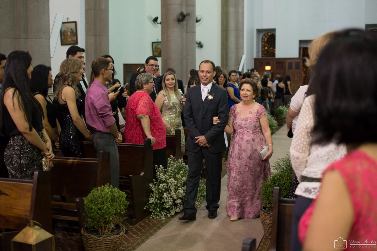 casamento, entrada de noivo, noivo com a mãe