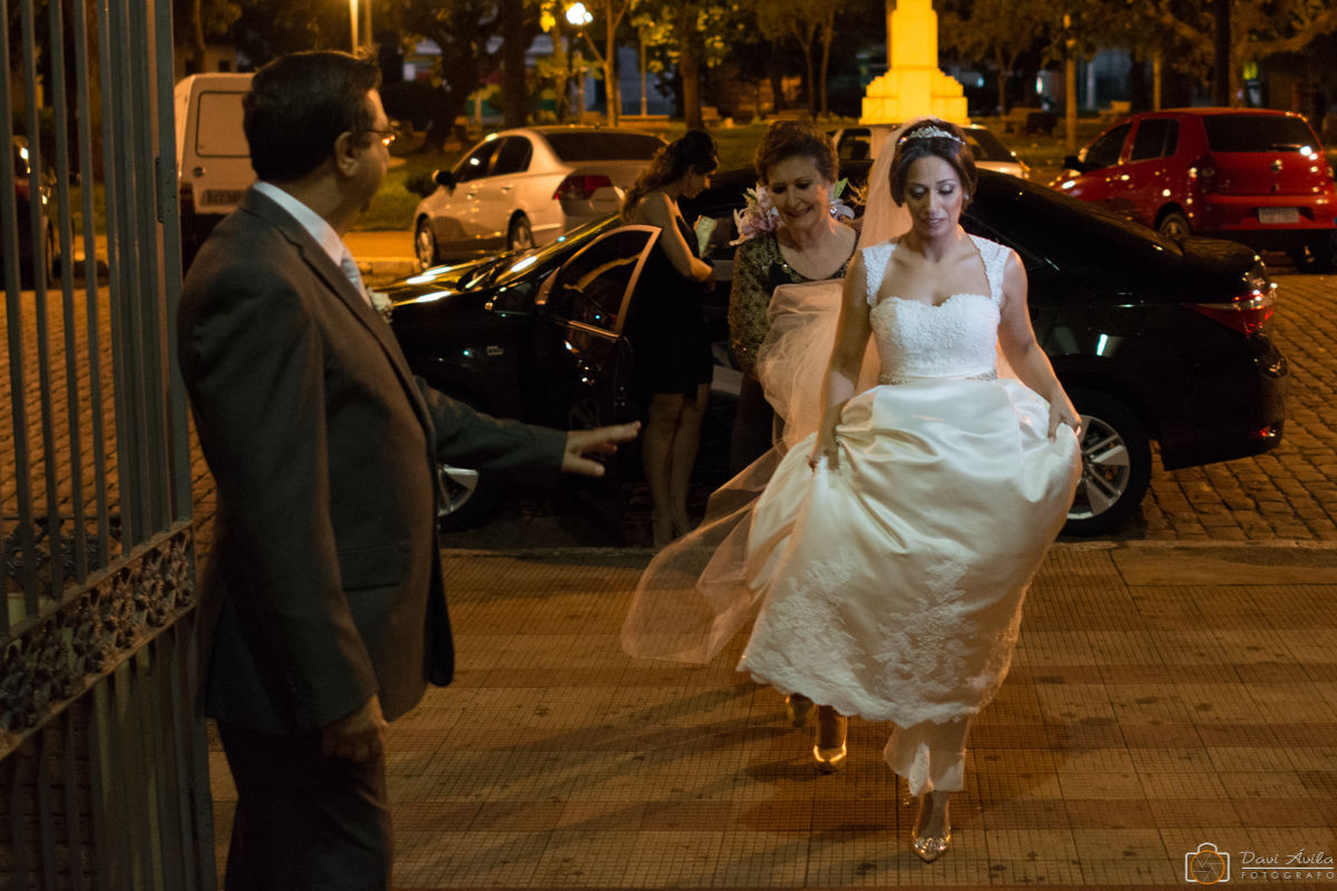 casamento, pai esperando filha, noiva entrando