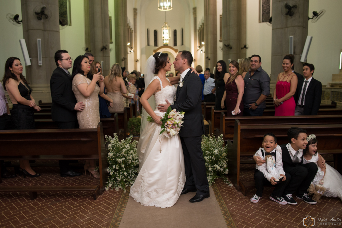 casamento, noivos no corredor, noivos na saída, crianças escondidas