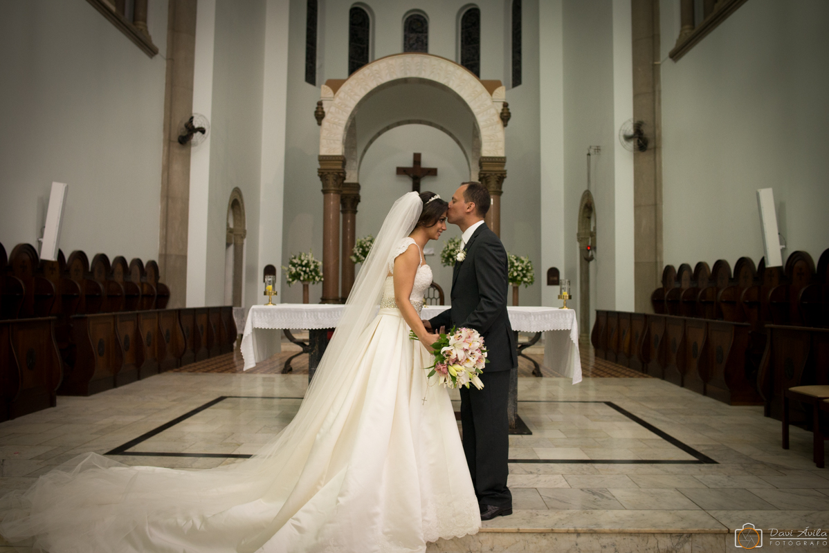 casamento, noivo beijando testa da noiva