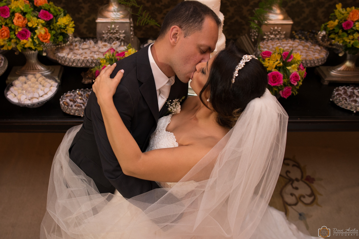 casamento, bolo de noiva, noivos se beijando