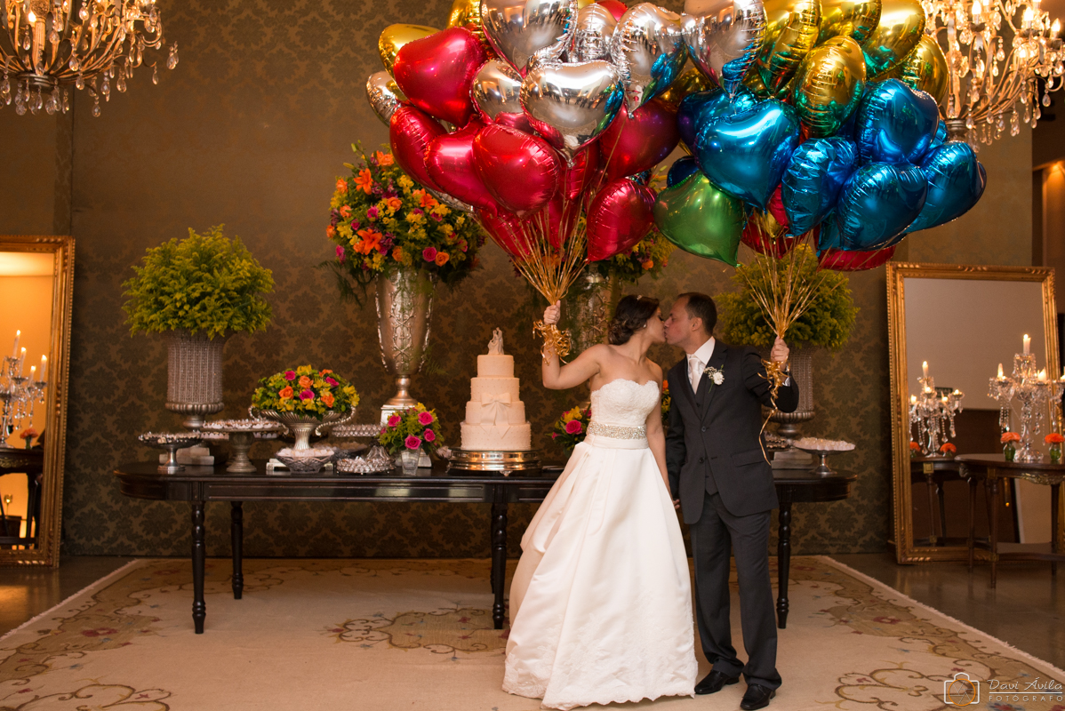 casamento, noivos com balões