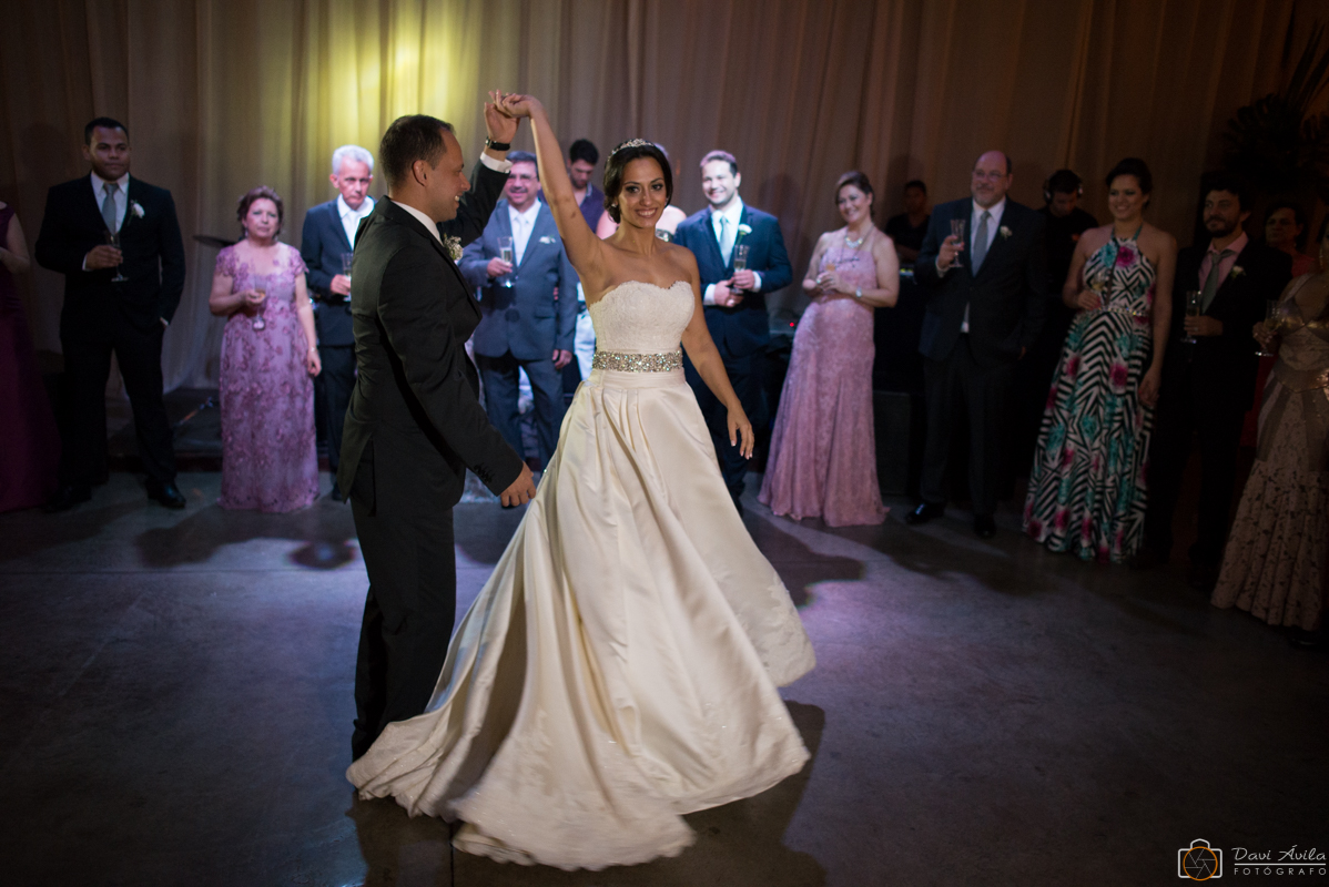 casamento, noivos dançando, noivos na pista, noivos no salão
