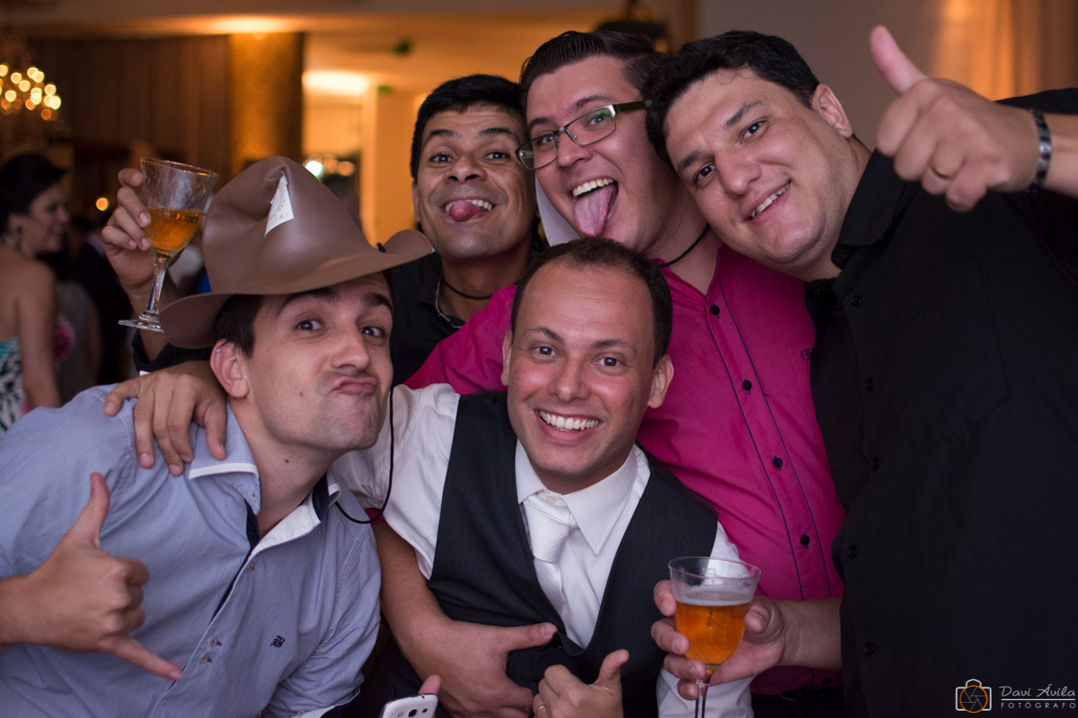 casamento, amigos do noivo bebendo