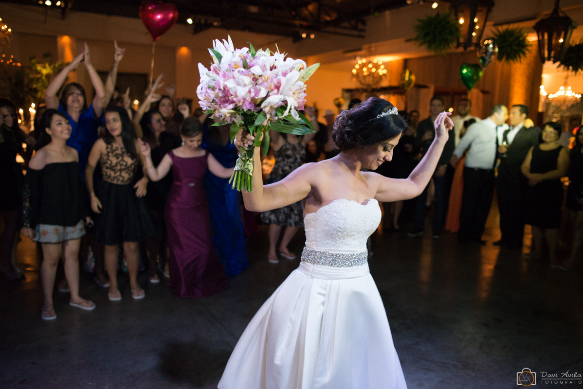casamento, bouquet, noiva jogando bouquet, noiva dançando