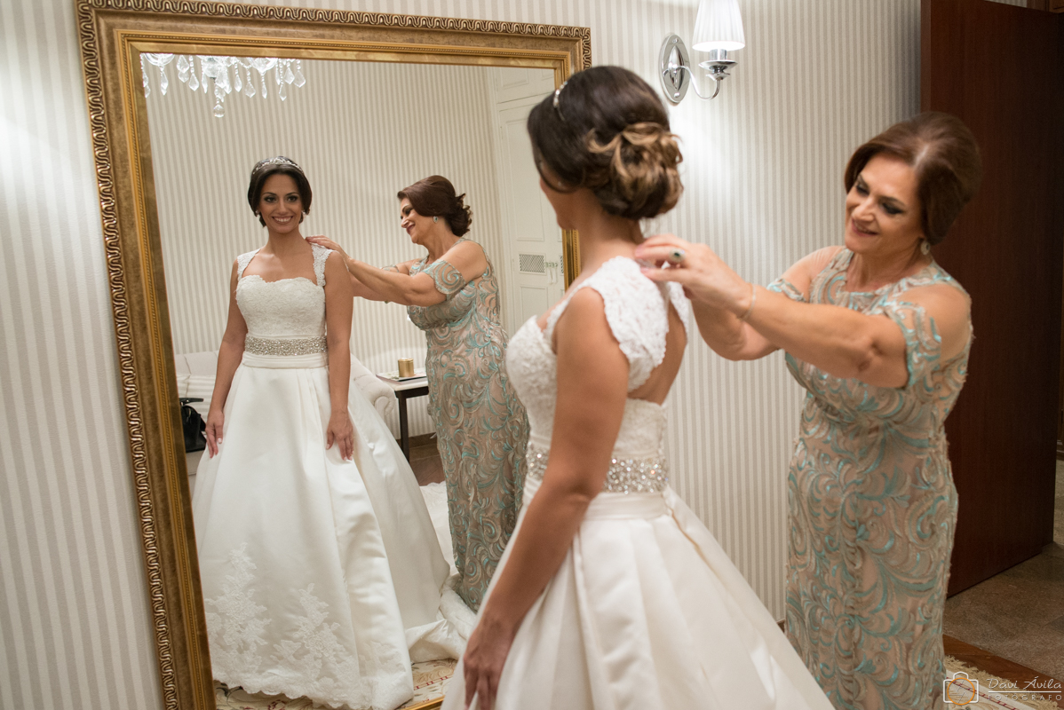 casamento, noiva no espelho, mãe trocando noiva, noiva linda