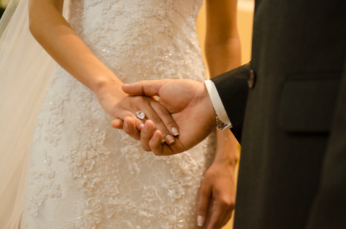 casamento, noivos de mãos dadas