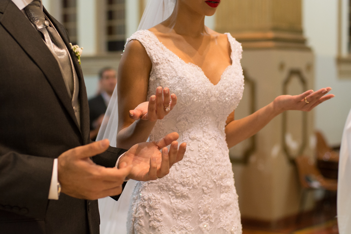 casamento, noivos pedindo a benção de Deus
