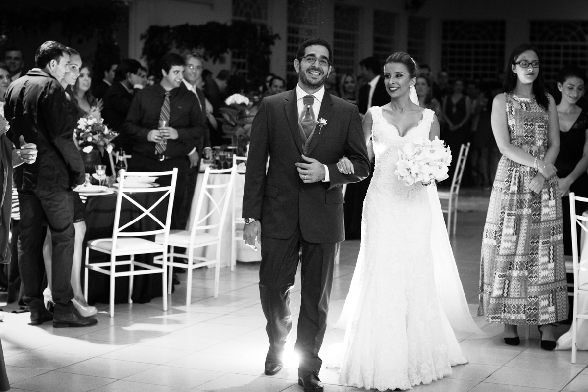 casamento, noivos entrando no salão