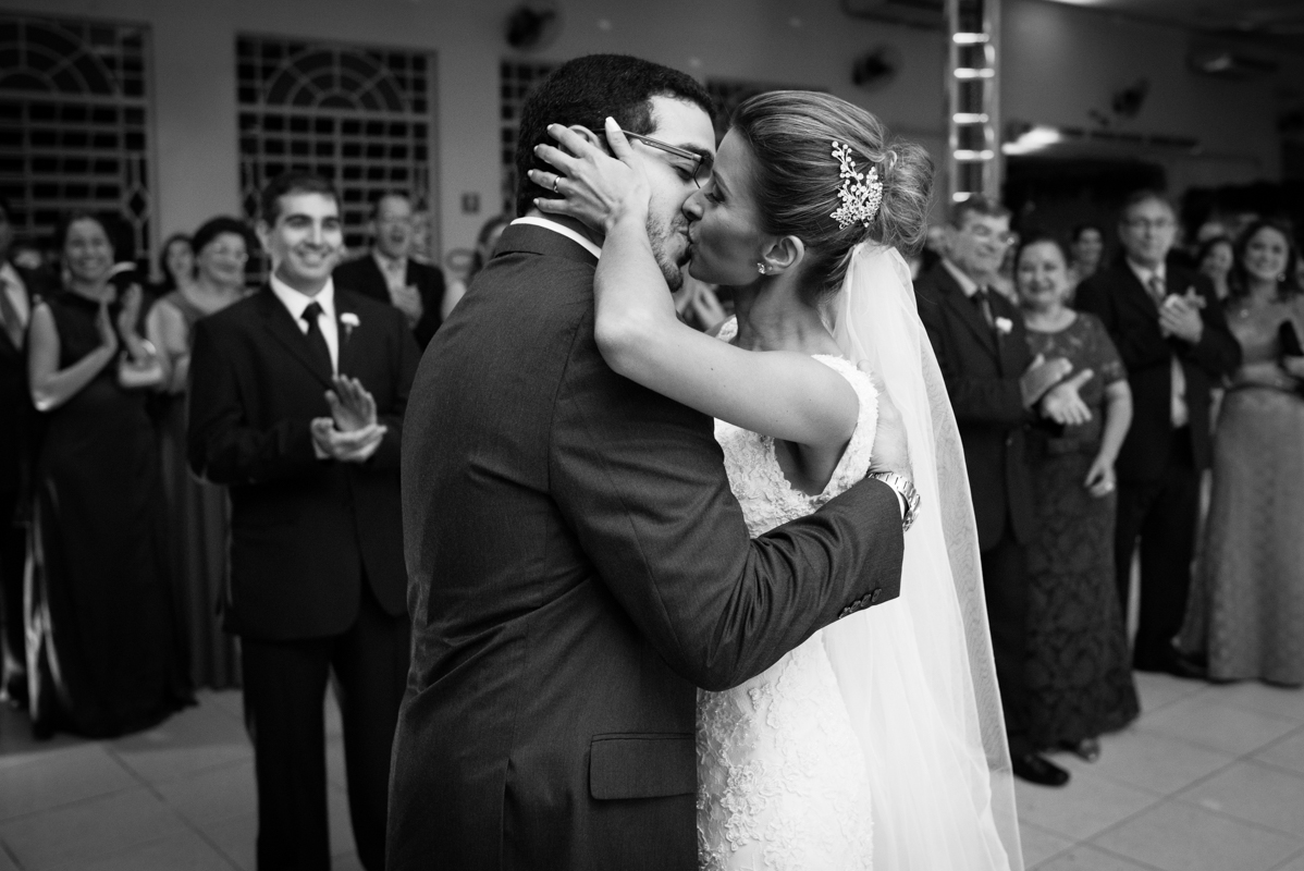 casamento, noivos se beijando