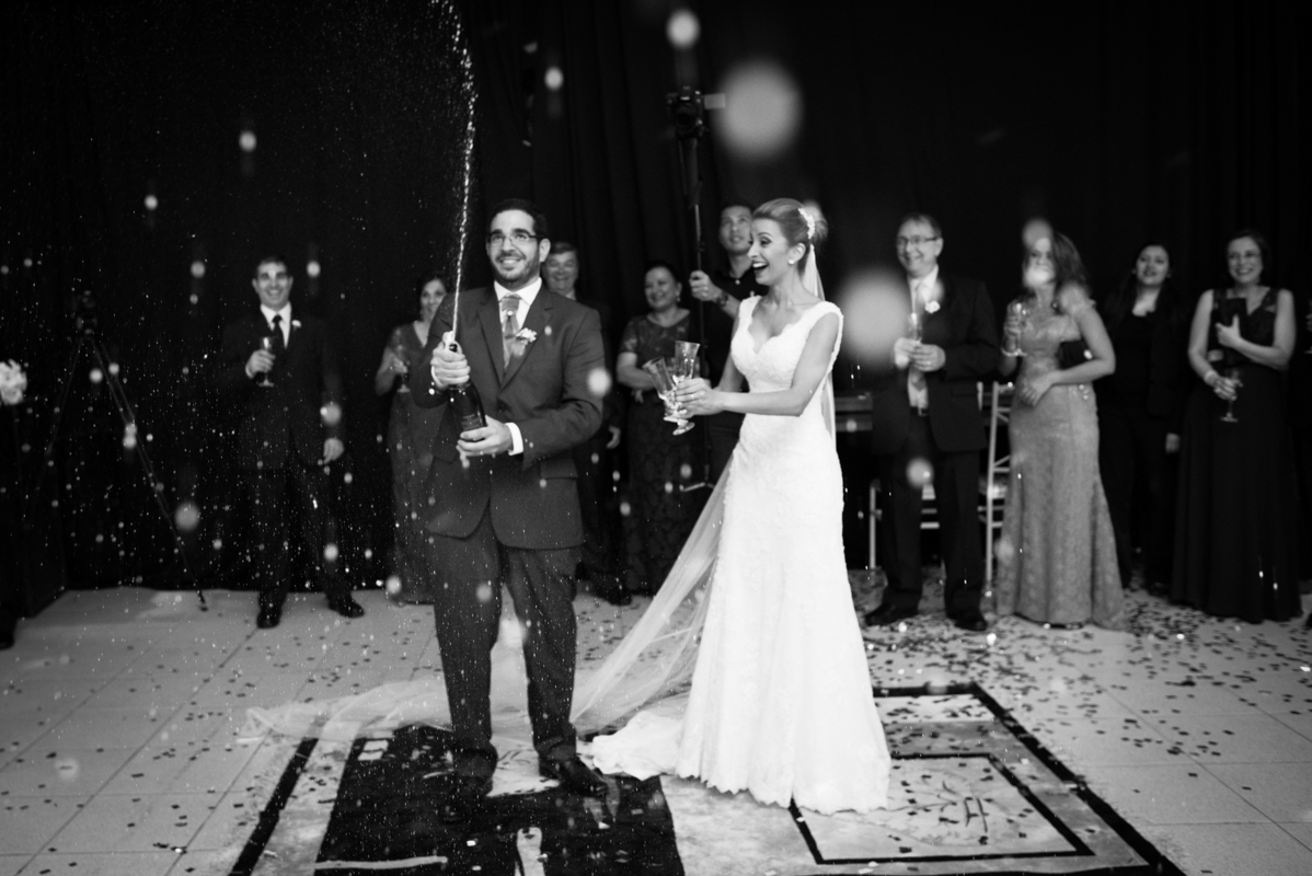 casamento, noivos estourando champagne