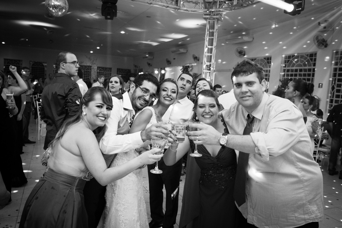 casamento, noivos e amigos