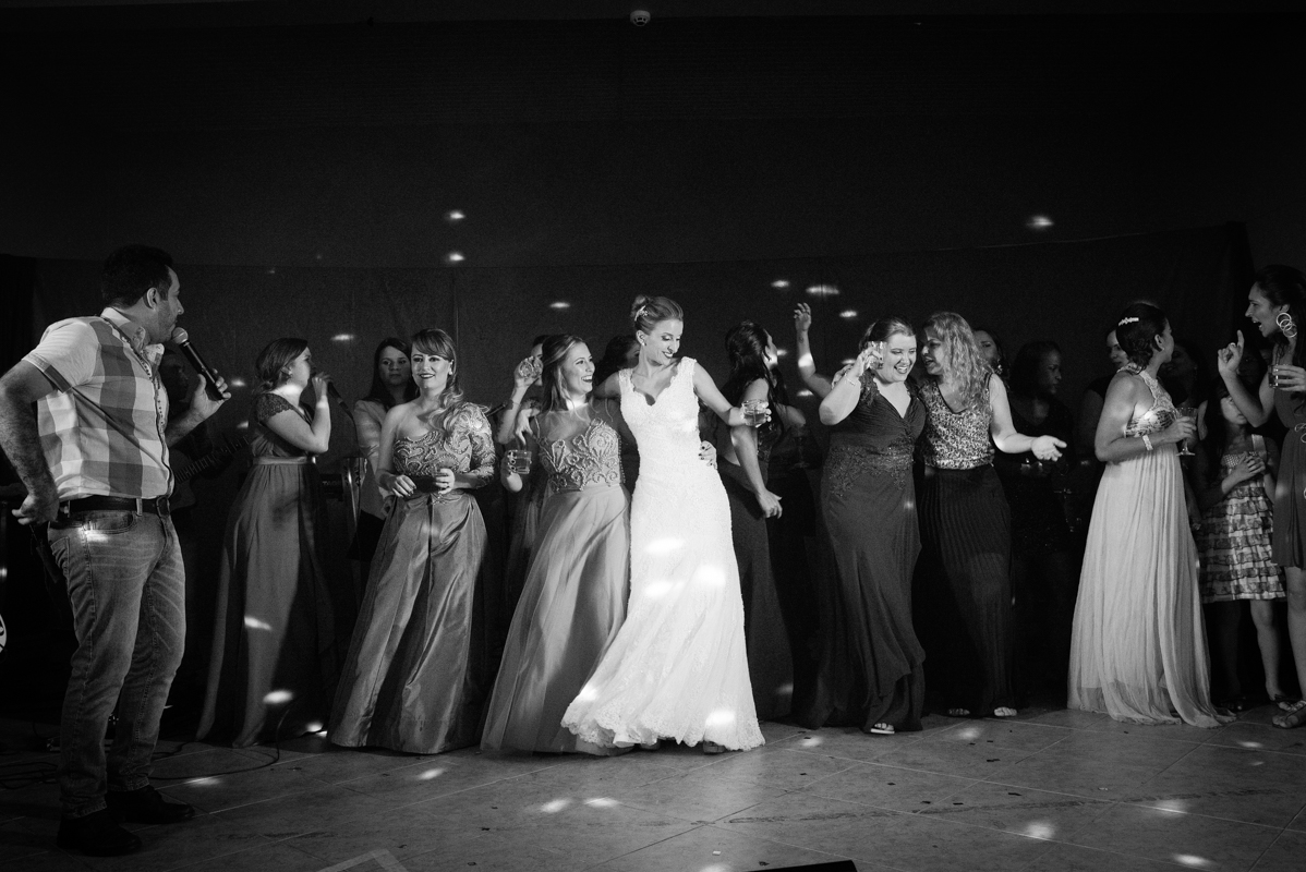 casamento, noiva e amigas no palco