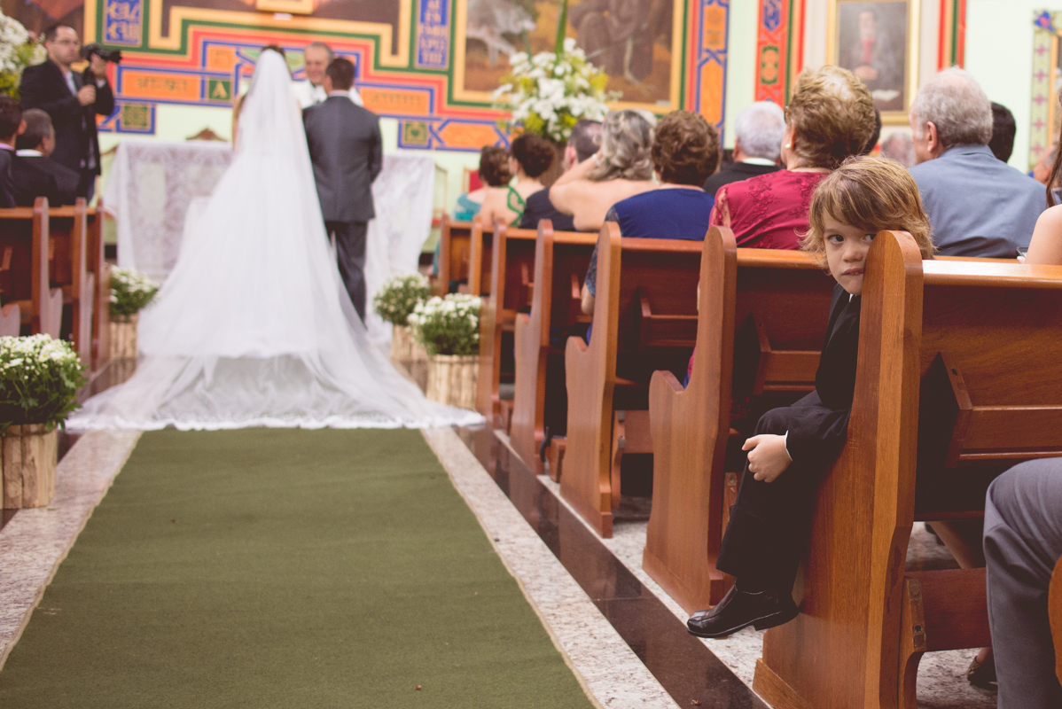 casamento, menino no banco