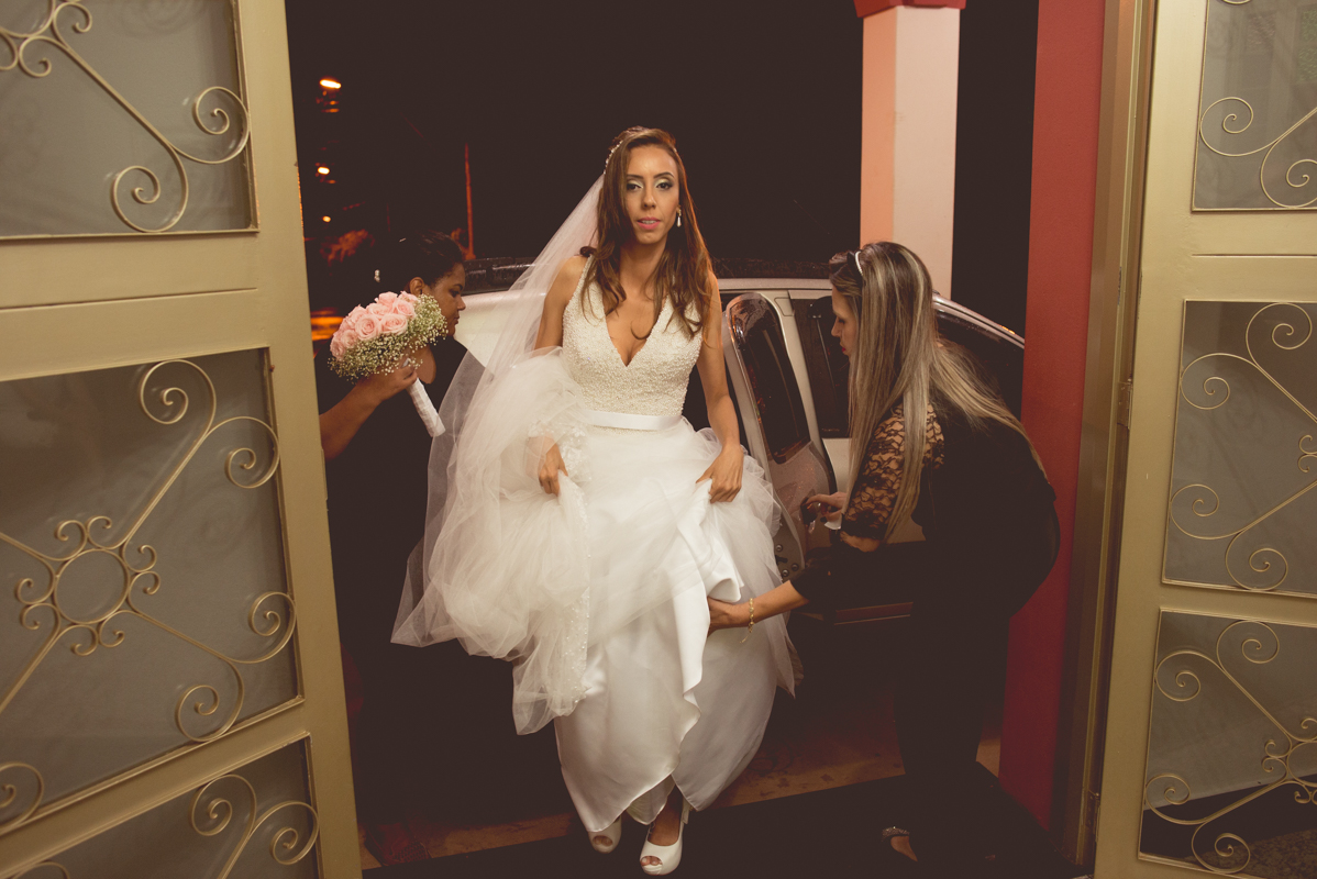 casamento, noiva saindo do carro