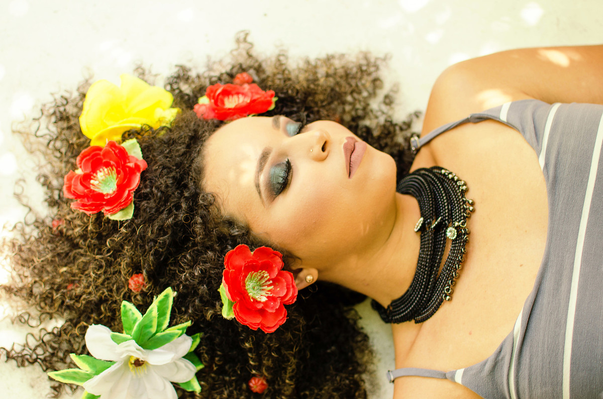 ensaiofeminino- neacunha - nea - ensaio - ensaiofeminino- sevenfotografia-catu-catubahia-fotografo-fotografia-bahia-fotografobahia-fotografocatu-vempraseven-cachos-cabelocacheado