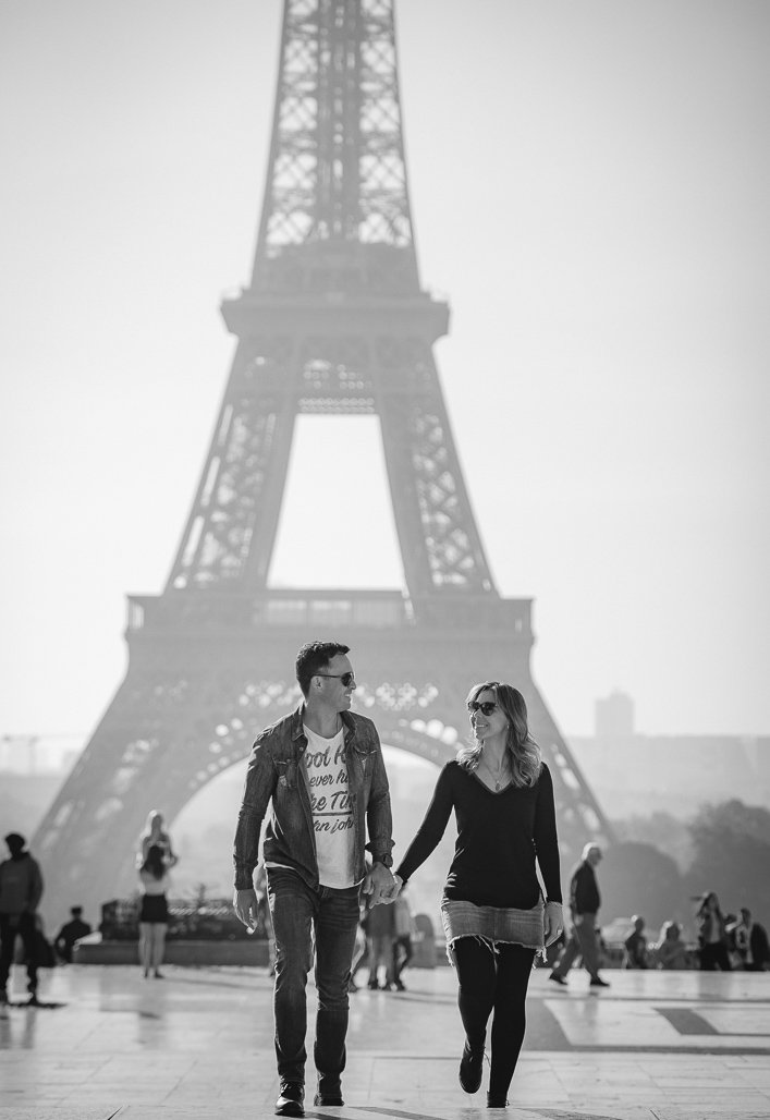 CASAL caminhando felizes na TORRE EIFFEL  fotografado pela DF PHOTOGRAPHIE