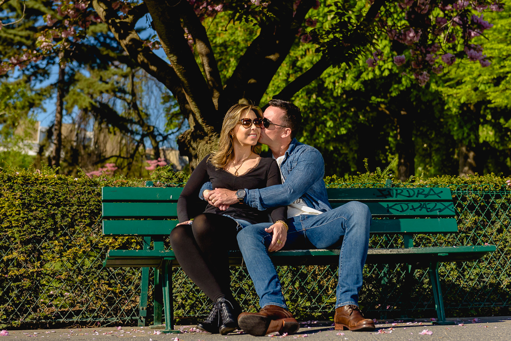 CASAL sentados namorando na TORRE EIFFEL  fotografado pela DF PHOTOGRAPHIE