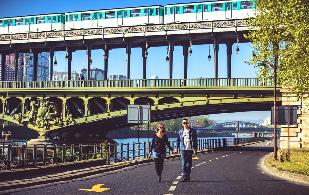 CASAL caminhando felizes em PARIS fotografado pela DF PHOTOGRAPHIE