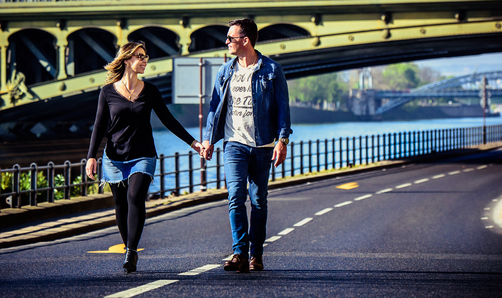 CASAL caminhando felizes em PARIS fotografado pela DF PHOTOGRAPHIE