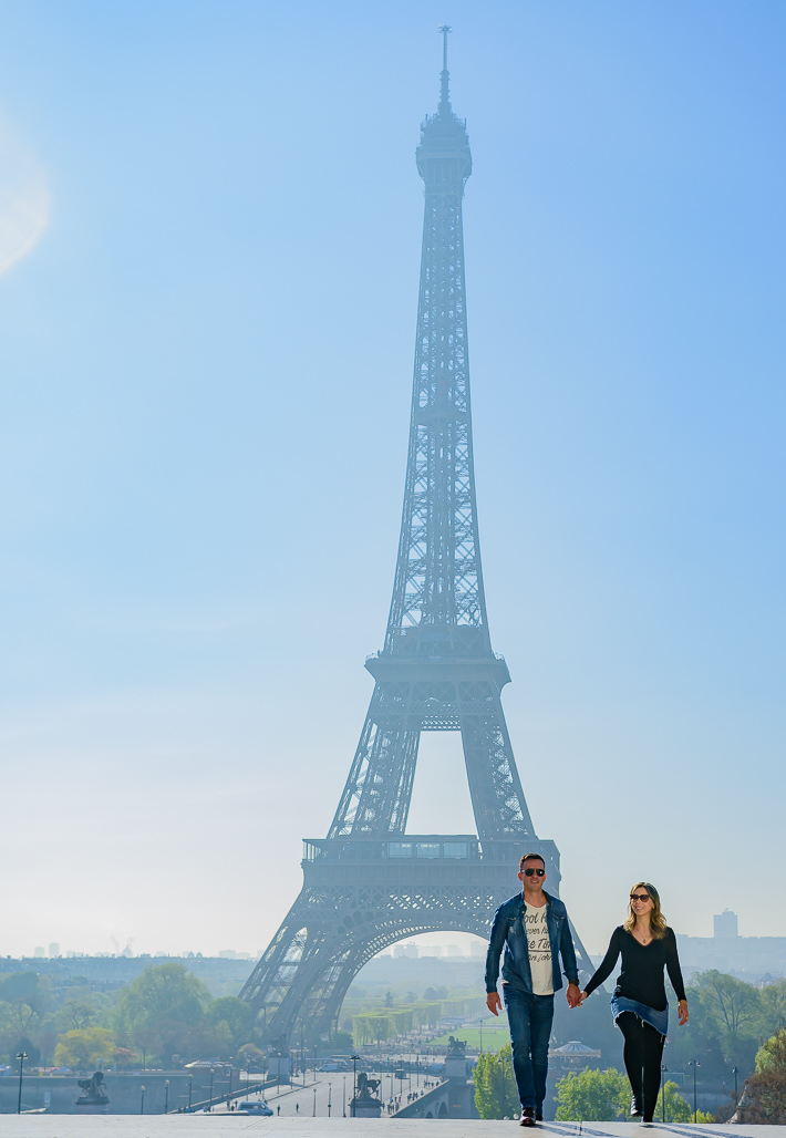 CASAL caminhando felizes na TORRE EIFFEL  fotografado pela DF PHOTOGRAPHIE