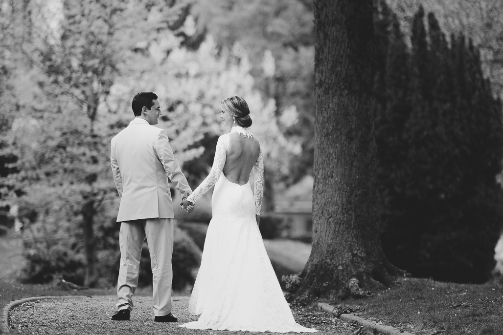 Noivo caminhando com noiva PARIS fotografado pelo FOTOGRAFO EM PARIS